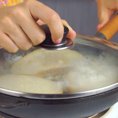 Сковороду накрываем крышкой и жарим на среднем огне до золотистой хрустящей корочки. 