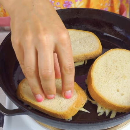 Подготовленный бутерброд сразу же выкладываем на раскаленную сковороду с растительным маслом картошкой вниз. Заранее класть картофельную смесь на бутерброд не нужно, так как хлеб размокнет.