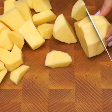 Полкилограмма картофеля чистим и нарезаем на небольшие кусочки. 