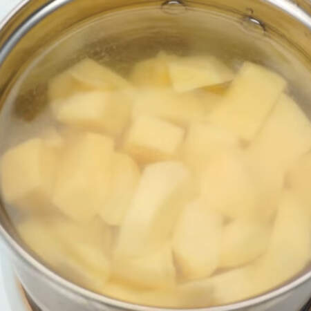  Картофель перекладываем в кастрюлю, заливаем водой, солим и ставим на огонь. Варим после закипания 20 минут.
