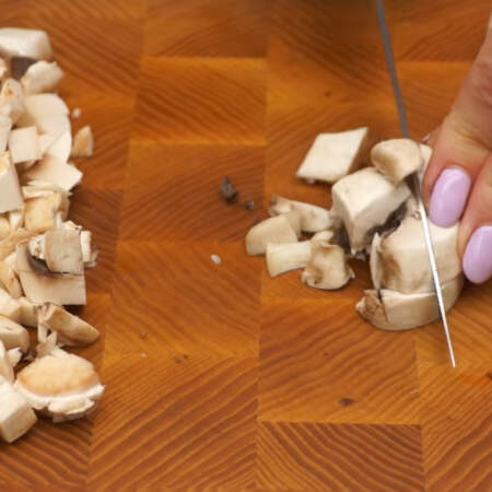 Пока варится картофель подготовим грибы. 200 г шампиньонов моем и нарезаем небольшими кубиками.