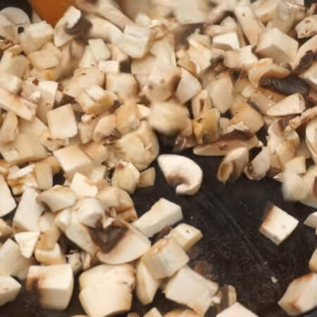 Нарезанные шампиньоны обжариваем на раскаленной сковороде с небольшим количеством растительного масла.