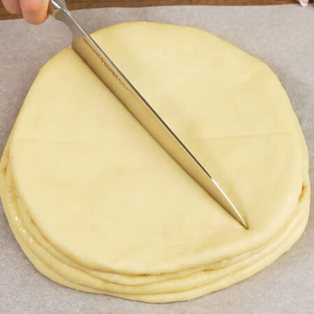 Ножом размечаем пирог на 8 одинаковых частей.