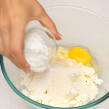 В миску насыпаем 300 г творога, 3 столовые ложки сахара, 5 г ванильного сахара, сюда же разбиваем одно яйцо и насыпаем 1 ст. л. крахмала. 