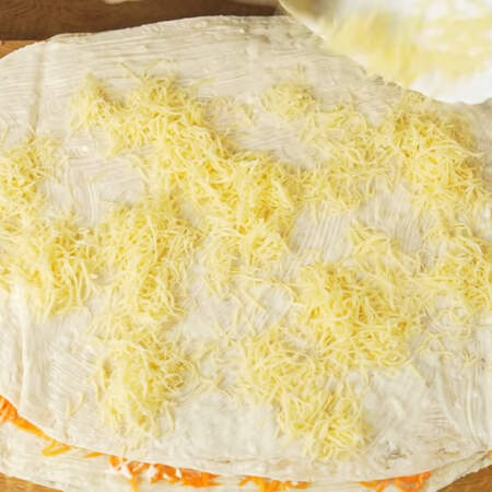 Сверху все равномерно посыпаем тертым сыром.