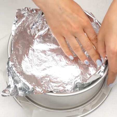 Через 20 минут тесто накрываем фольгой и ставим в уже разогретую духовку до 180 градусов.