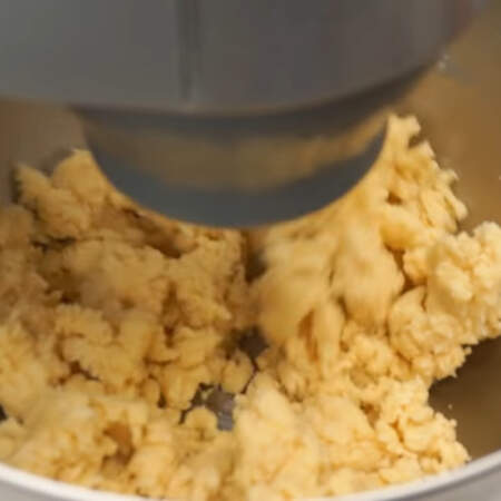 Вымешиваем тесто. Как только все ингредиенты смешаются и тесто станет гладким прекращаем вымешивать тесто. 