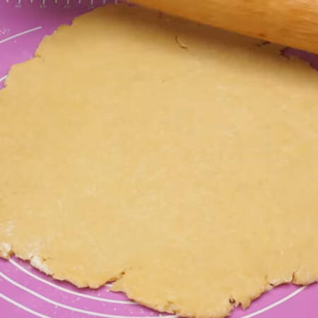 Охлажденное тесто раскатываем в круг, по размеру немного больший формы для выпечки.