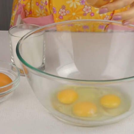 Три яйца разбиваем в миску. 