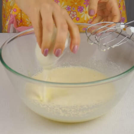 К взбитым яйцам с сахаром добавляем 2 ст. л. растопленного сливочного масла и 2 ст. л.  сметаны любой жирности.