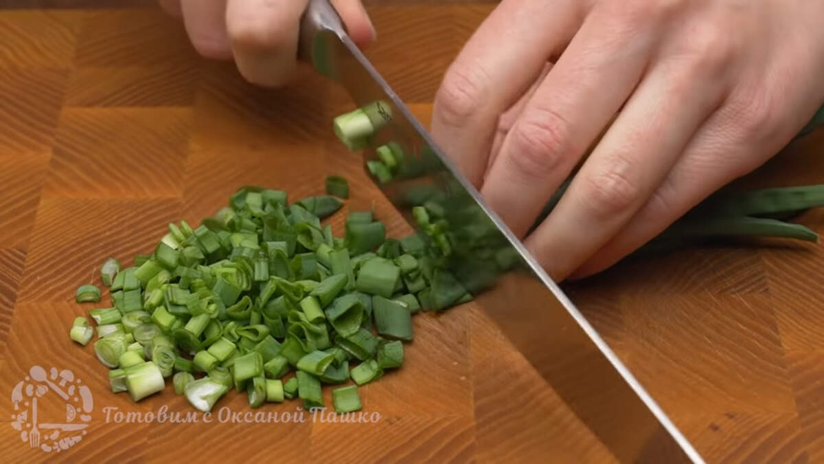 Измельчаем небольшой пучок зеленого лука. Зеленый лук можно заменить репчатым луком или можно добавить зелень, например петрушку или укроп.