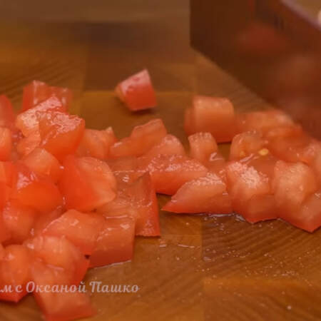 Мякоть помидора нарезаем небольшими кубиками.