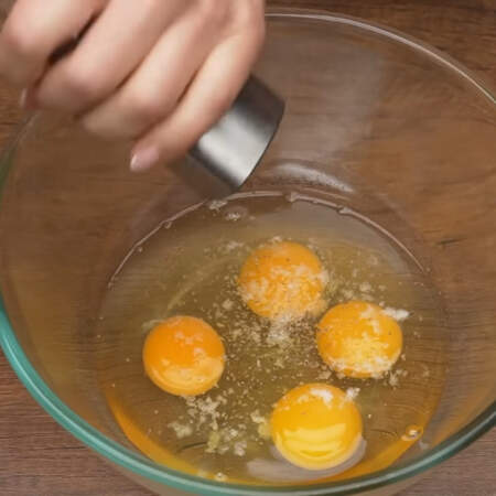 В большую миску разбиваем 5 яиц, пятое яйцо я разбила немного позже, на видео этого не видно. Яйца немного солим и перчим черным молотым перцем.
