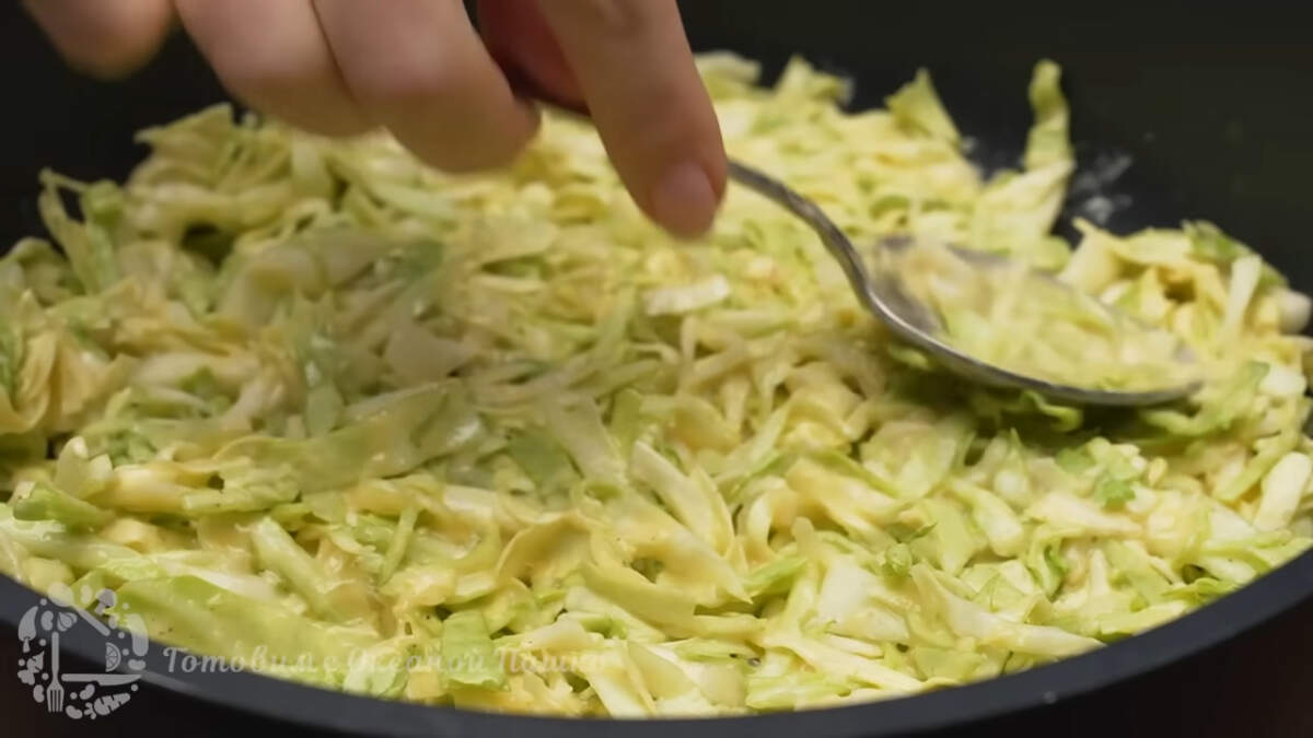 На хорошо разогретую сковороду с небольшим количеством растительного масла выкладываем подготовленную капустную смесь. Равномерно ее распределяем по сковороде и хорошо утрамбовываем ложкой.