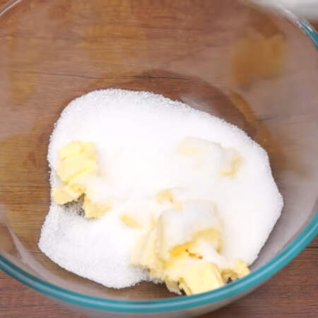 Замешиваем тесто.
В миску кладем 100 г сливочного масла комнатной температуры и насыпаем 120 г сахара.
