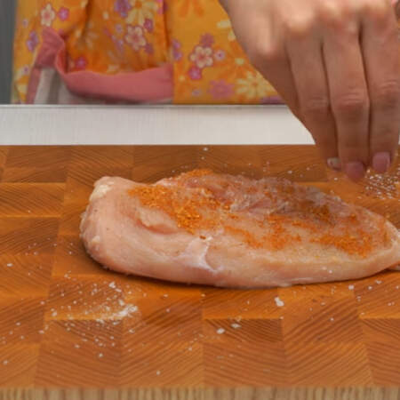 Филе с двух сторон перчим, натираем солью и приправой для курицы.