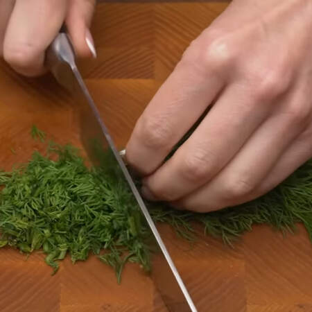 Измельчаем пучок укропа. Также можно использовать любую другую зелень, например, петрушку или зеленый лук.