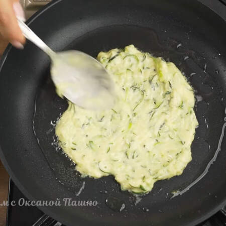 На разогретую сковороду с небольшим количеством растительного масла, выкладываем 2 ст.л. кабачкового теста. Сразу же распределяем его ложкой в круглую лепешку. 
