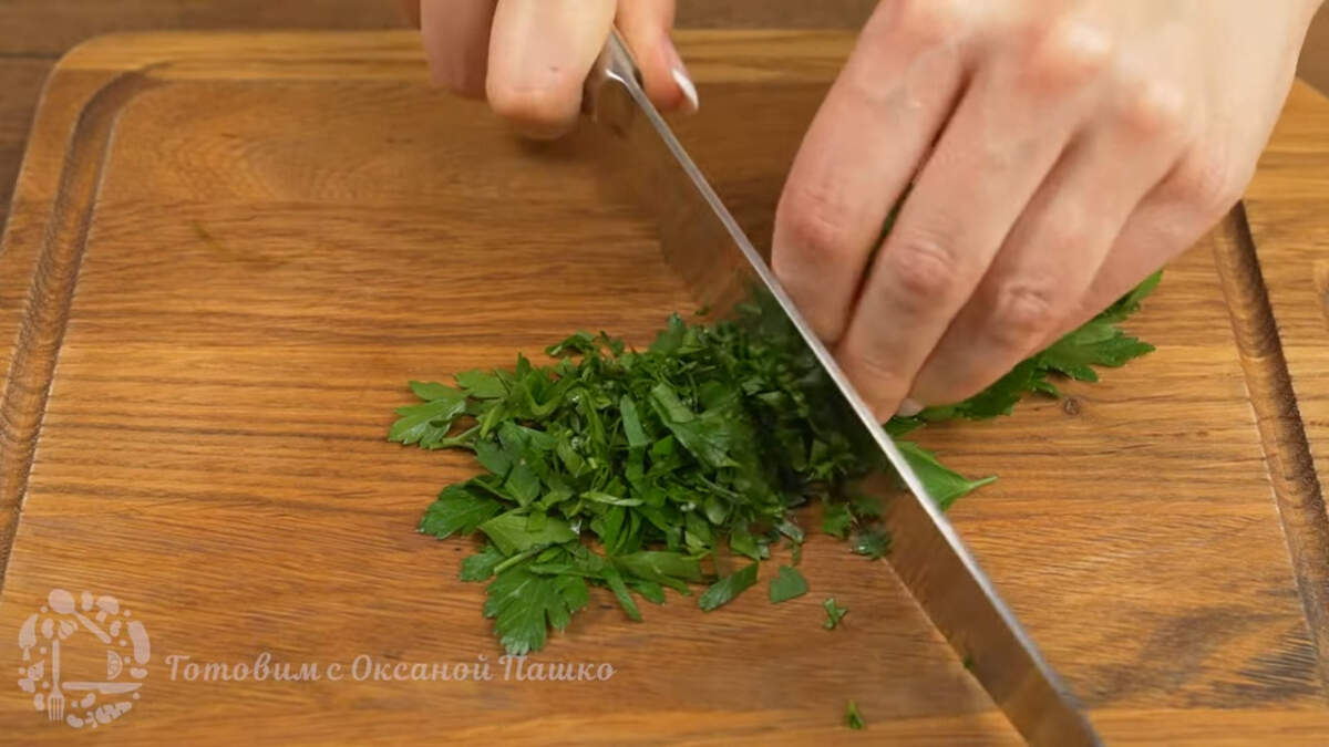 Пучок свежей петрушки измельчаем ножом. Также можно использовать укроп или зеленый лук.
