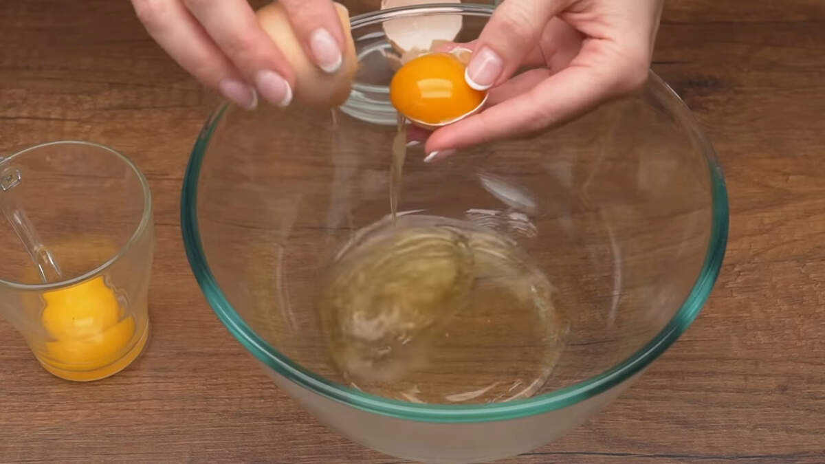 Два яйца разделяем на желток и белок. Разделяем очень аккуратно, чтоб в белок не попал желток. Желтки нам не понадобятся из них можно приготовить завтрак.
