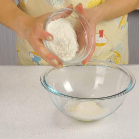 Теперь делаем штрейзель для пирога. 
В миску кладем 40 г сливочного масла комнатной температуры, насыпаем 40 г сахара и 60 г муки. 