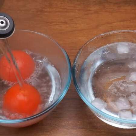 Берем 2 средних помытых помидора и делаем ножом неглубокий крестовидный надрез.
Подготовленные помидоры кладем в миску и заливаем кипятком на 20-30 секунд. 