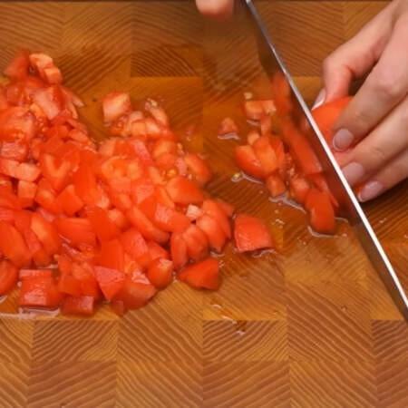 Очищенные помидоры нарезаем кубиками.