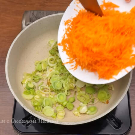 К луку добавляем тертую морковь. Перемешиваем и пассеруем еще 2-3 минуты до мягкости моркови.