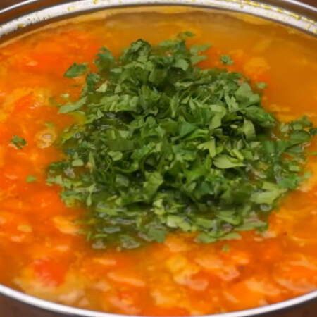 Когда суп закипит солим его примерно половиной ст. л. соли и перчим по вкусу. В самом конце добавляем подготовленную петрушку. 
