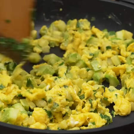 Все перемешиваем лопаткой, пока приготовятся яйца. Завтрак готовим на среднем огне, можно даже чуть больше среднего.
