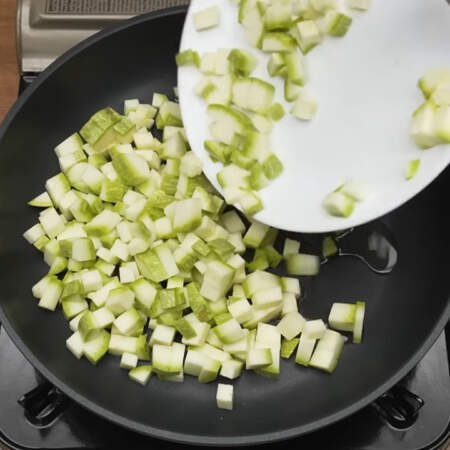 На разогретую сковороду с небольшим количеством растительного масла, кладем нарезанный кабачок.