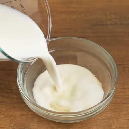 Сначала приготовим сливочный слой.
В миску насыпаем 10 г желатина и наливаем примерно 50 мл молока. 