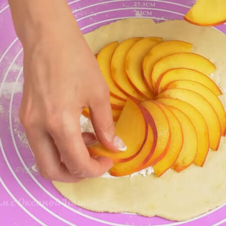 Пластики персика выложить по кругу на тесто. 
Также можно сделать ассорти.