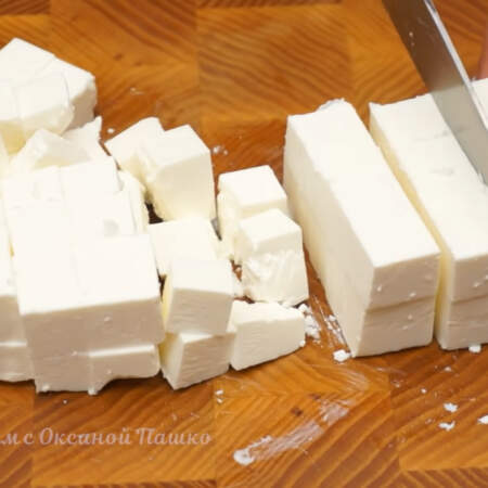 200 г сыра фета нарезаем кубиками размером примерно 1.5 см.