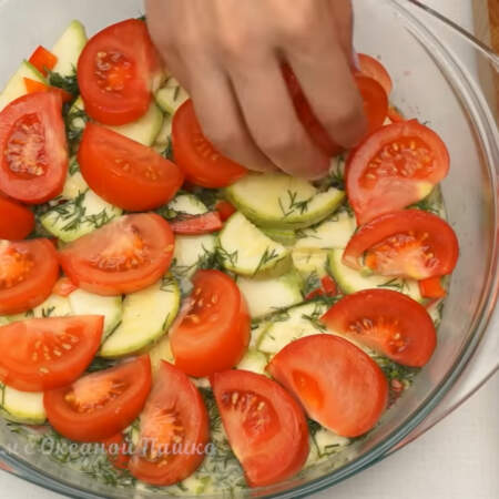 Дольки помидоров выкладываем на подготовленные овощи с омлетом.