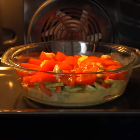 Омлет с овощами ставим в разогретую духовку до 180 градусов. Запекаем примерно 40-50 минут.