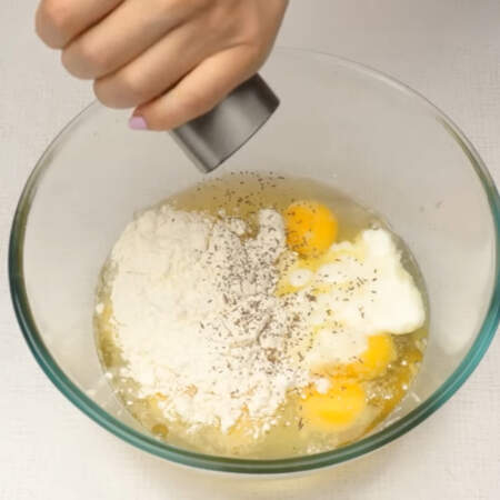 Приготовим омлет. В миску разбиваем 8 яиц. Добавляем 2 ст. л. муки и пол стакана кефира. Кефир можно заменить сметаной или молоком. Омлет солим по вкусу и перчим. Сюда же добавляем нарезанный укроп. 