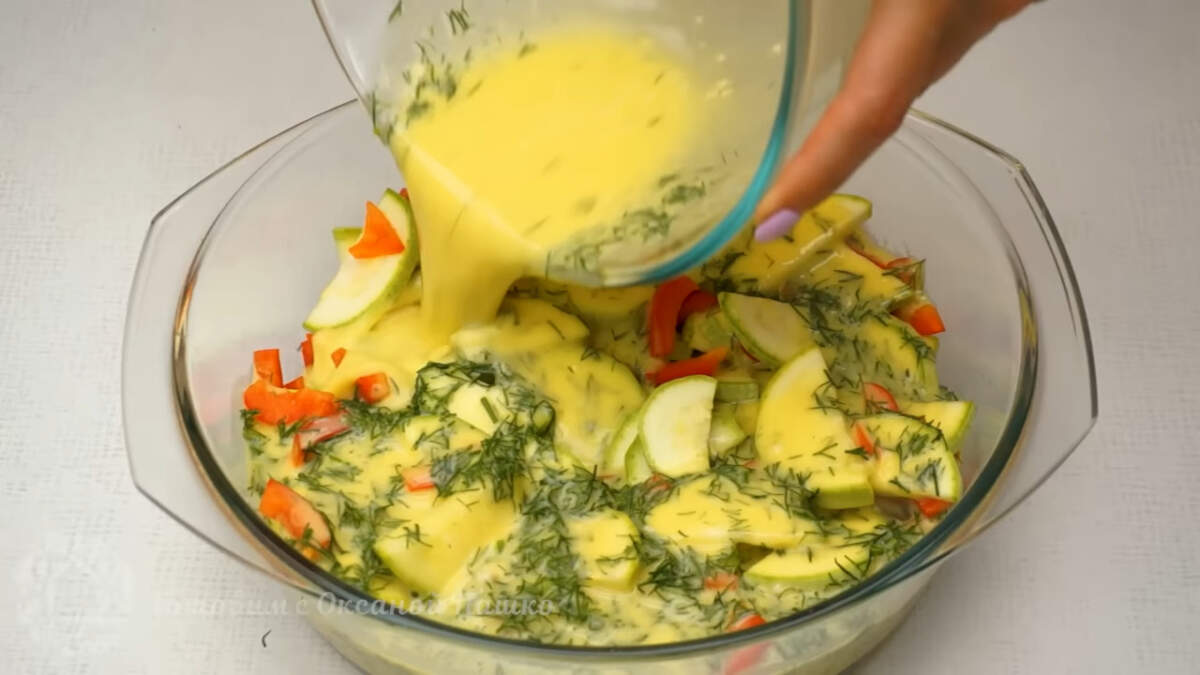 Подготовленные овощи в форме заливаем омлетом.