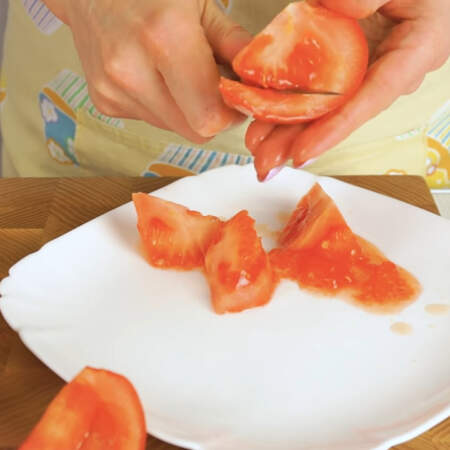Один большой помидор разрезаем на 6 долек. Затем с каждой дольки вырезаем семена. 