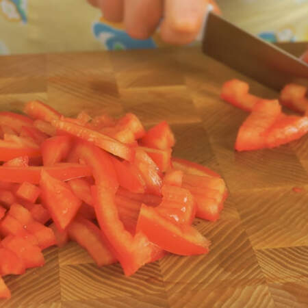  Мякоть помидора нарезаем соломкой.
Подготовленные помидоры кладем в миску к салату.
