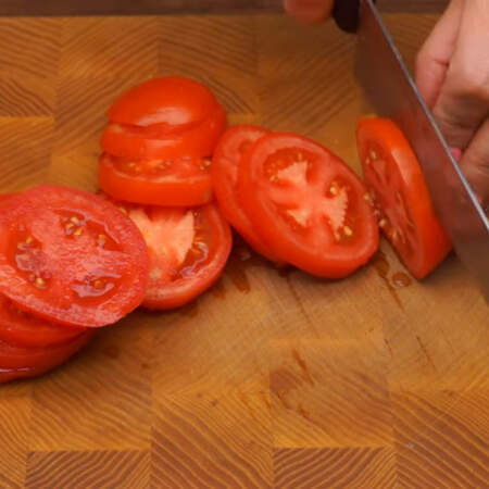 Три помидора среднего размера нарезаем кружочками толщиной около 5 мм.