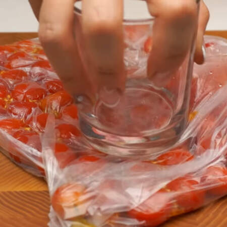 Берем стакан или кружку и дном раздавливаем все помидорчики черри чтобы они лопнули.