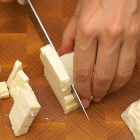 200 г адыгейского сыра нарезаем небольшими кубиками. Вместо адыгейского можно использовать брынзу, моцареллу или фету.