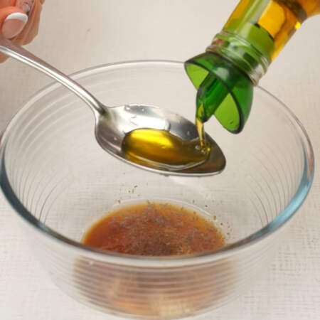 Теперь приготовим очень вкусную заправку для салата.
В миску наливаем 1 ч. л. соевого соуса, добавляем примерно треть чайной ложки соли, 1 ст. л. меда, 2 ст. л. лимонного сока, сюда же выдавливаем 1 зубчик чеснока через пресс, перчим и добавляем 4 ст. л. оливкового масла.