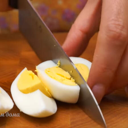 Два вареных яйца разрезаем вдоль на 4 части.