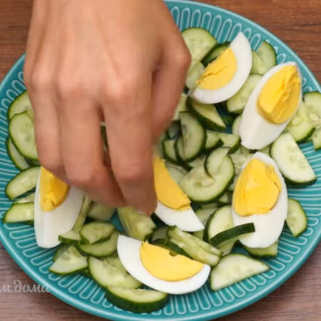 Складываем салат.
На дно большой тарелки выкладываем огурцы. На огурцы кладем нарезанные яйца. 
