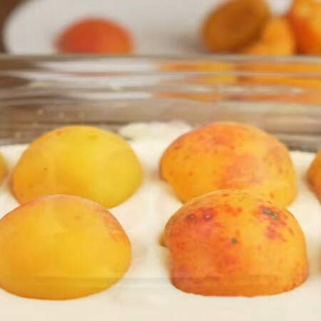 Половинки абрикос выкладываем на творожную массу срезом вниз. Вместо абрикос можно использовать и другие фрукты или ягоды.