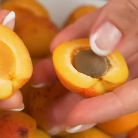 Берем примерно 10-12 вымытых абрикос и разрезаем их пополам удаляя косточки.