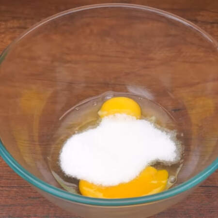 Сначала замесим тесто.
В миску разбиваем 2 яйца  и насыпаем 50 г сахара. 