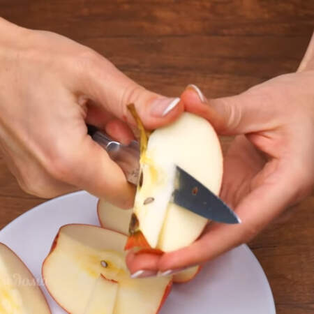 Одно большое яблоко чистим от сердцевины.